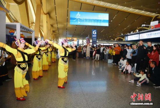 ���ϡ���ʫ�ꡱ���ο͵�������Ȼ�Ų���ʯ�ֹ�����